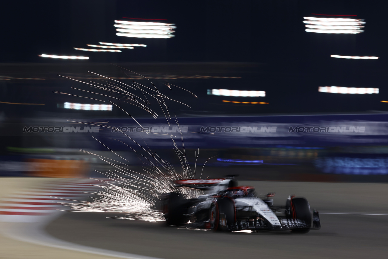 GP BAHRAIN, Nyck de Vries (NLD) AlphaTauri AT04 sends sparks flying.

04.03.2023. Formula 1 World Championship, Rd 1, Bahrain Grand Prix, Sakhir, Bahrain, Qualifiche Day.

 - www.xpbimages.com, EMail: requests@xpbimages.com © Copyright: Coates / XPB Images