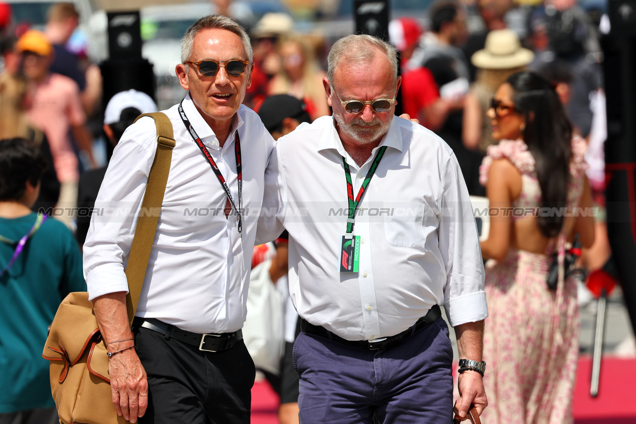 GP BAHRAIN, (L to R): Martin Whitmarsh (GBR) Aston Martin F1 Team Group Chief Executive Officer with Didier Coton (BEL) Driver Manager.

04.03.2023. Formula 1 World Championship, Rd 1, Bahrain Grand Prix, Sakhir, Bahrain, Qualifiche Day.

- www.xpbimages.com, EMail: requests@xpbimages.com © Copyright: Batchelor / XPB Images