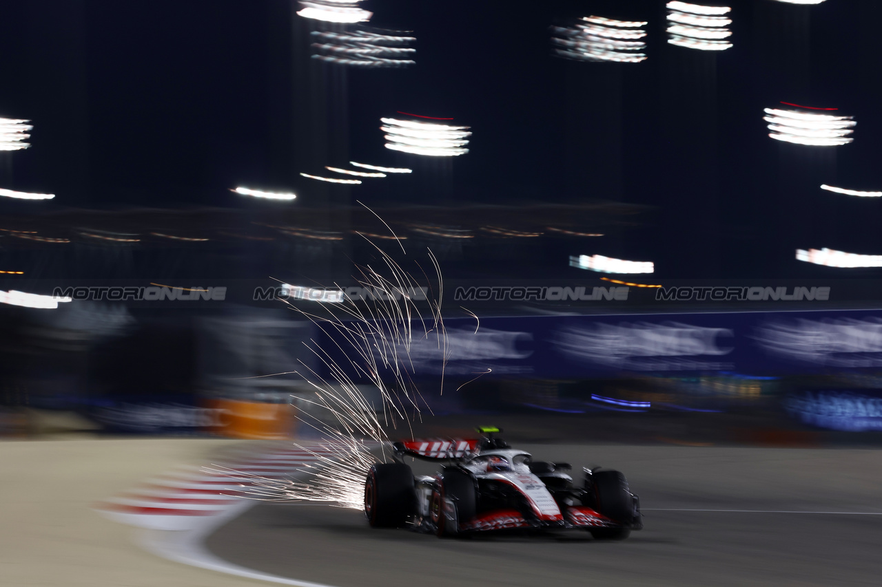 GP BAHRAIN, Nico Hulkenberg (GER) Haas VF-23 sends sparks flying.

04.03.2023. Formula 1 World Championship, Rd 1, Bahrain Grand Prix, Sakhir, Bahrain, Qualifiche Day.

 - www.xpbimages.com, EMail: requests@xpbimages.com © Copyright: Coates / XPB Images