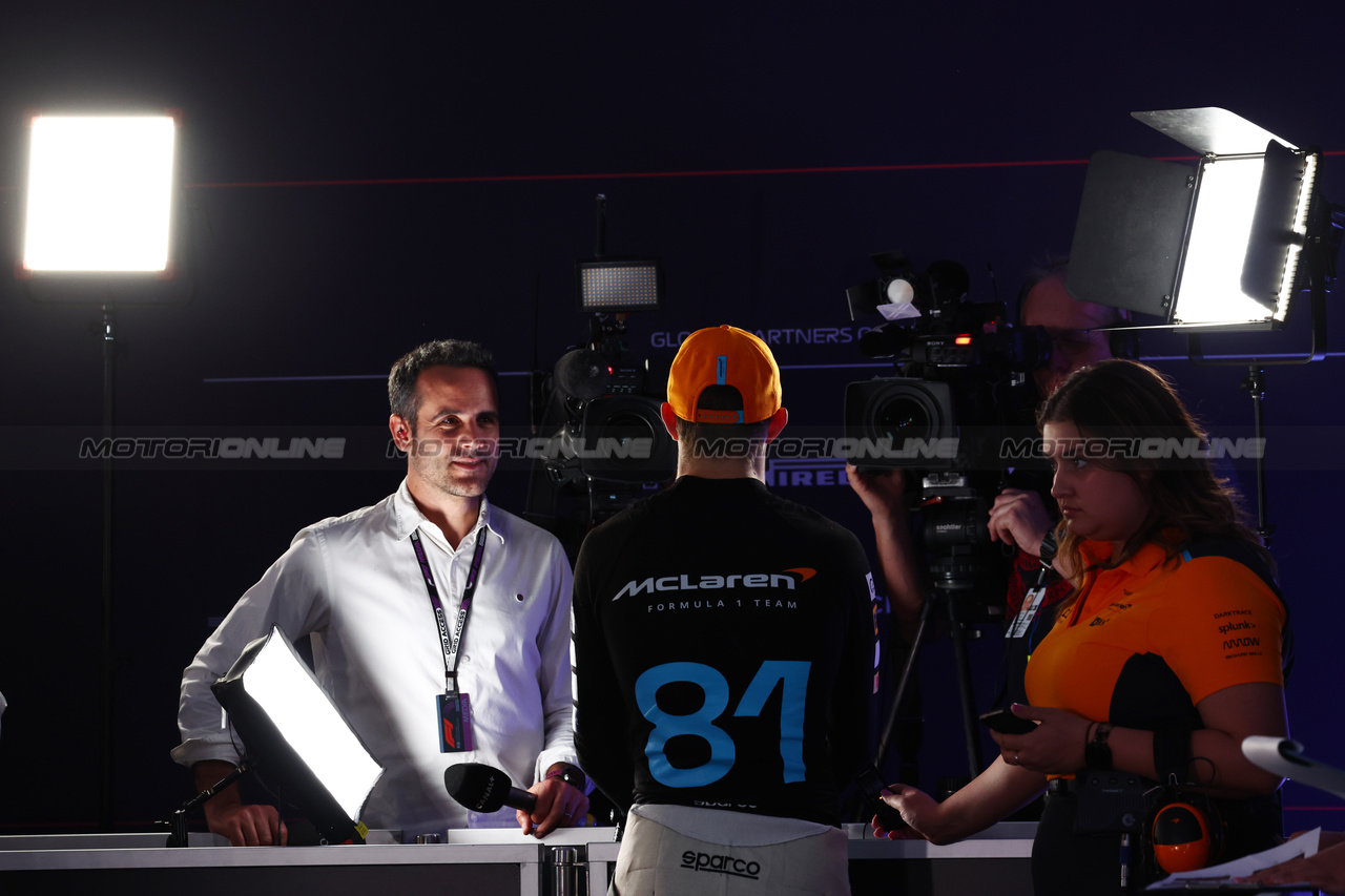 GP BAHRAIN, Oscar Piastri (AUS) McLaren with the media.

04.03.2023. Formula 1 World Championship, Rd 1, Bahrain Grand Prix, Sakhir, Bahrain, Qualifiche Day.

 - www.xpbimages.com, EMail: requests@xpbimages.com © Copyright: Coates / XPB Images