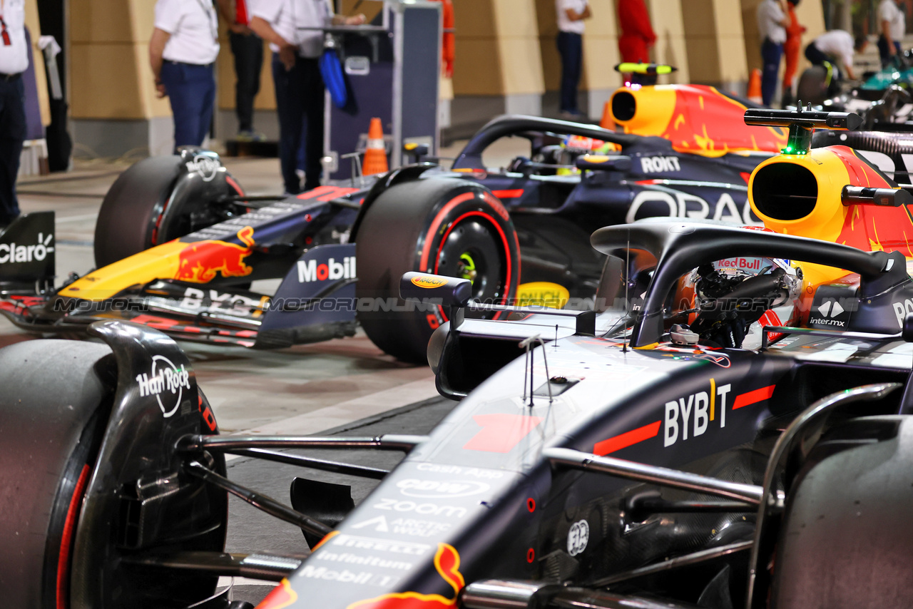 GP BAHRAIN, Pole sitter Max Verstappen (NLD) Red Bull Racing RB19 e team mate Sergio Perez (MEX) Red Bull Racing RB19 in qualifying parc ferme.

04.03.2023. Formula 1 World Championship, Rd 1, Bahrain Grand Prix, Sakhir, Bahrain, Qualifiche Day.

- www.xpbimages.com, EMail: requests@xpbimages.com © Copyright: Batchelor / XPB Images