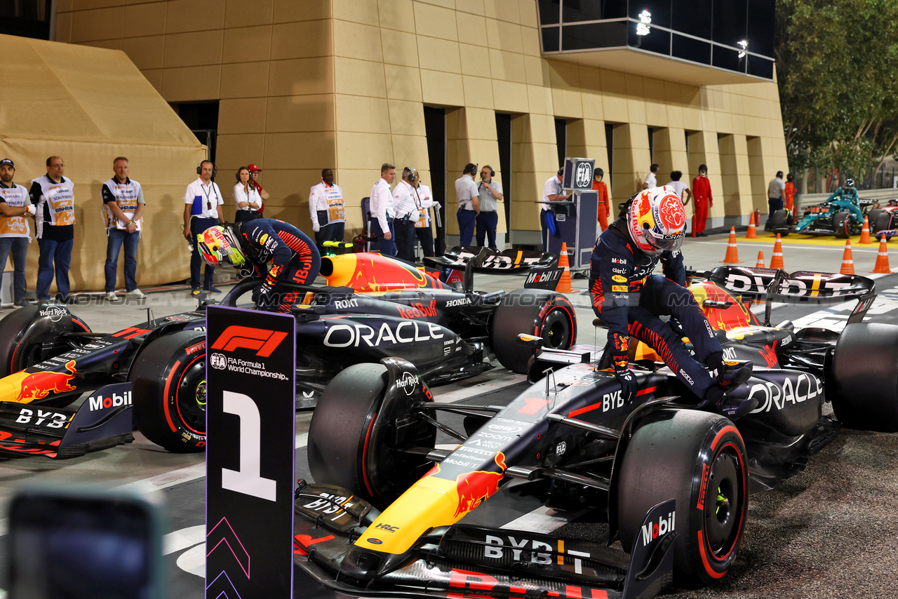 GP BAHRAIN, Pole sitter Max Verstappen (NLD) Red Bull Racing RB19 e team mate Sergio Perez (MEX) Red Bull Racing RB19 in qualifying parc ferme.

04.03.2023. Formula 1 World Championship, Rd 1, Bahrain Grand Prix, Sakhir, Bahrain, Qualifiche Day.

 - www.xpbimages.com, EMail: requests@xpbimages.com © Copyright: Coates / XPB Images