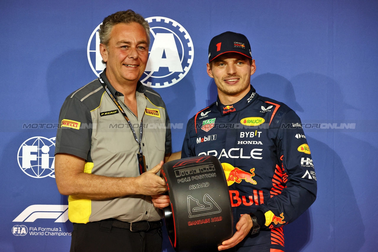 GP BAHRAIN, Max Verstappen (NLD) Red Bull Racing receives the Pirelli Pole Position Award from Mario Isola (ITA) Pirelli Racing Manager.

04.03.2023. Formula 1 World Championship, Rd 1, Bahrain Grand Prix, Sakhir, Bahrain, Qualifiche Day.

- www.xpbimages.com, EMail: requests@xpbimages.com © Copyright: Batchelor / XPB Images