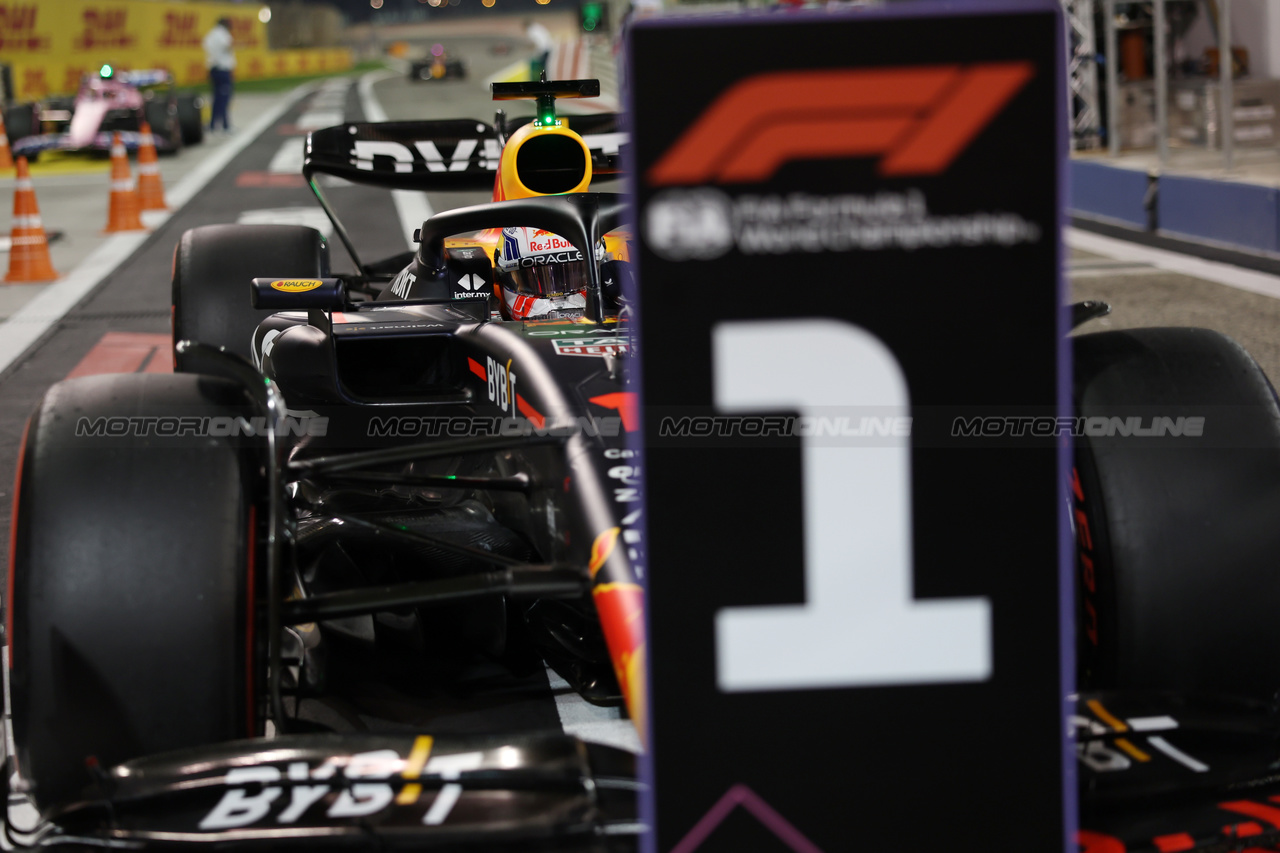 GP BAHRAIN, Pole sitter Max Verstappen (NLD) Red Bull Racing RB19 in qualifying parc ferme.

04.03.2023. Formula 1 World Championship, Rd 1, Bahrain Grand Prix, Sakhir, Bahrain, Qualifiche Day.

- www.xpbimages.com, EMail: requests@xpbimages.com © Copyright: Bearne / XPB Images