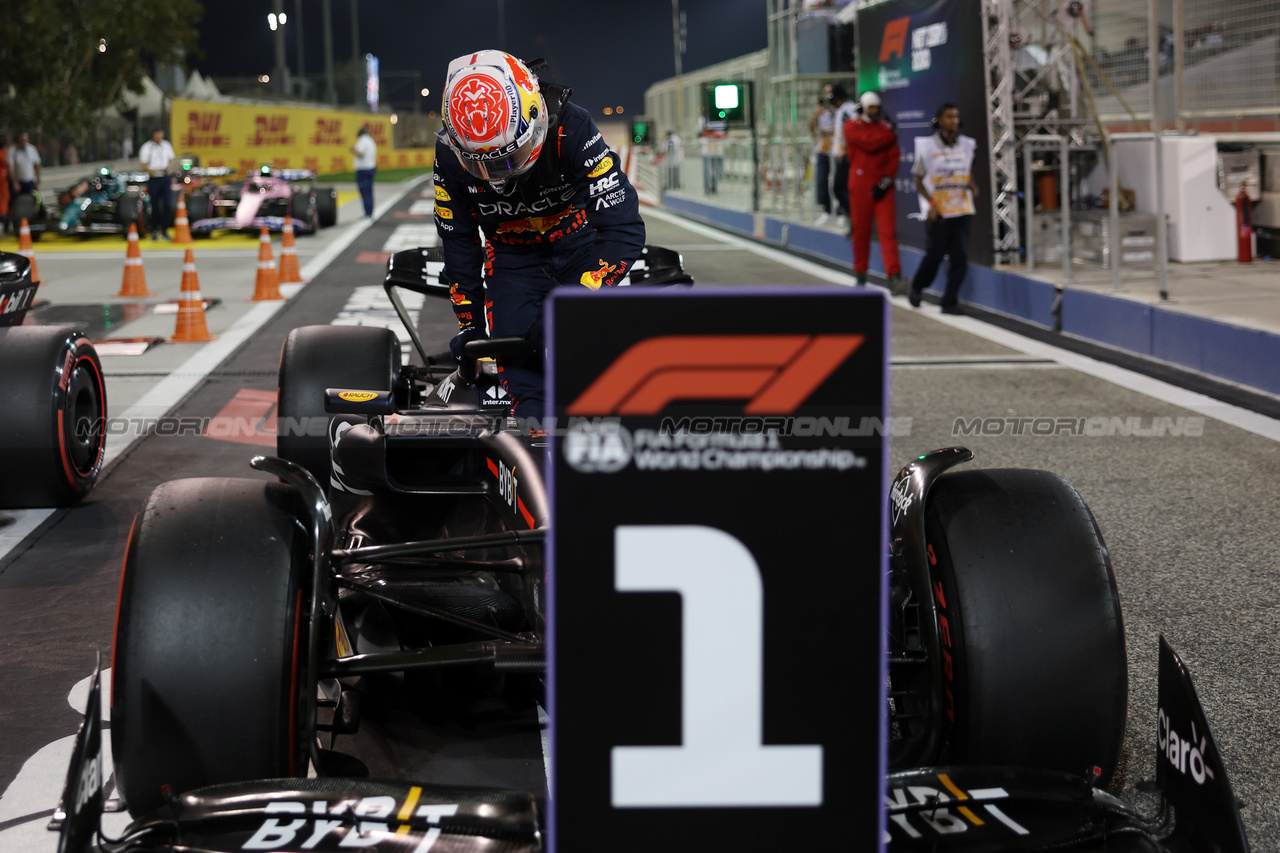 GP BAHRAIN, Pole sitter Max Verstappen (NLD) Red Bull Racing RB19 in qualifying parc ferme.

04.03.2023. Formula 1 World Championship, Rd 1, Bahrain Grand Prix, Sakhir, Bahrain, Qualifiche Day.

- www.xpbimages.com, EMail: requests@xpbimages.com © Copyright: Bearne / XPB Images