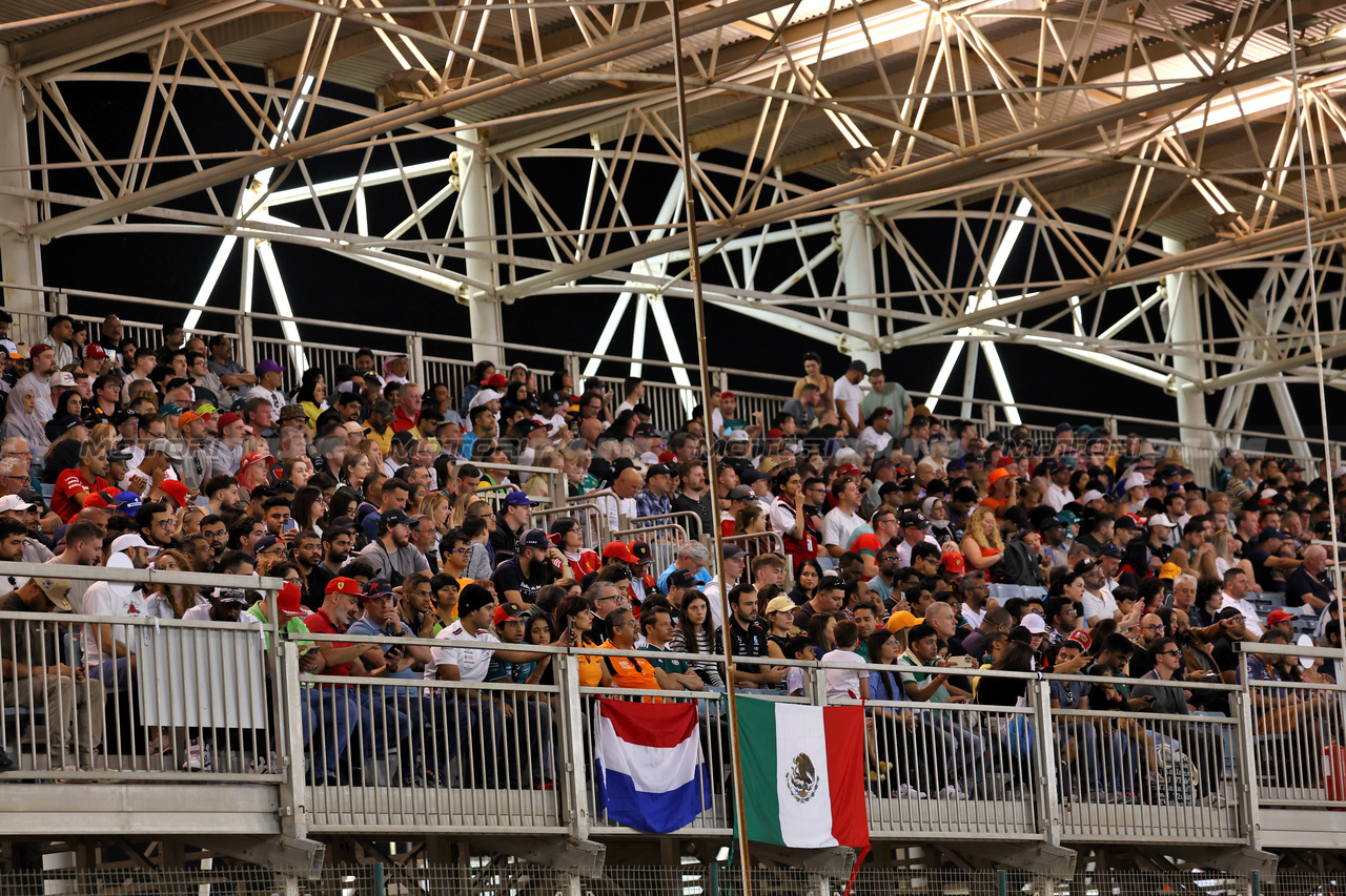 GP BAHRAIN, Circuit Atmosfera - fans in the grandstand.

04.03.2023. Formula 1 World Championship, Rd 1, Bahrain Grand Prix, Sakhir, Bahrain, Qualifiche Day.

- www.xpbimages.com, EMail: requests@xpbimages.com © Copyright: Moy / XPB Images