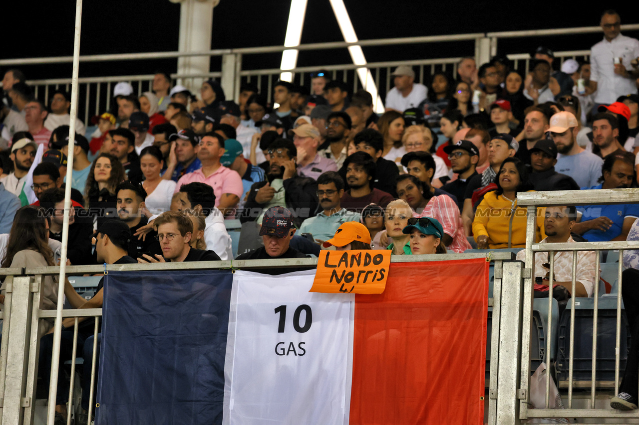 GP BAHRAIN, Circuit Atmosfera - fans in the grandstand, a flag for Pierre Gasly (FRA) Alpine F1 Team e support for Lando Norris (GBR) McLaren.

04.03.2023. Formula 1 World Championship, Rd 1, Bahrain Grand Prix, Sakhir, Bahrain, Qualifiche Day.

- www.xpbimages.com, EMail: requests@xpbimages.com © Copyright: Moy / XPB Images