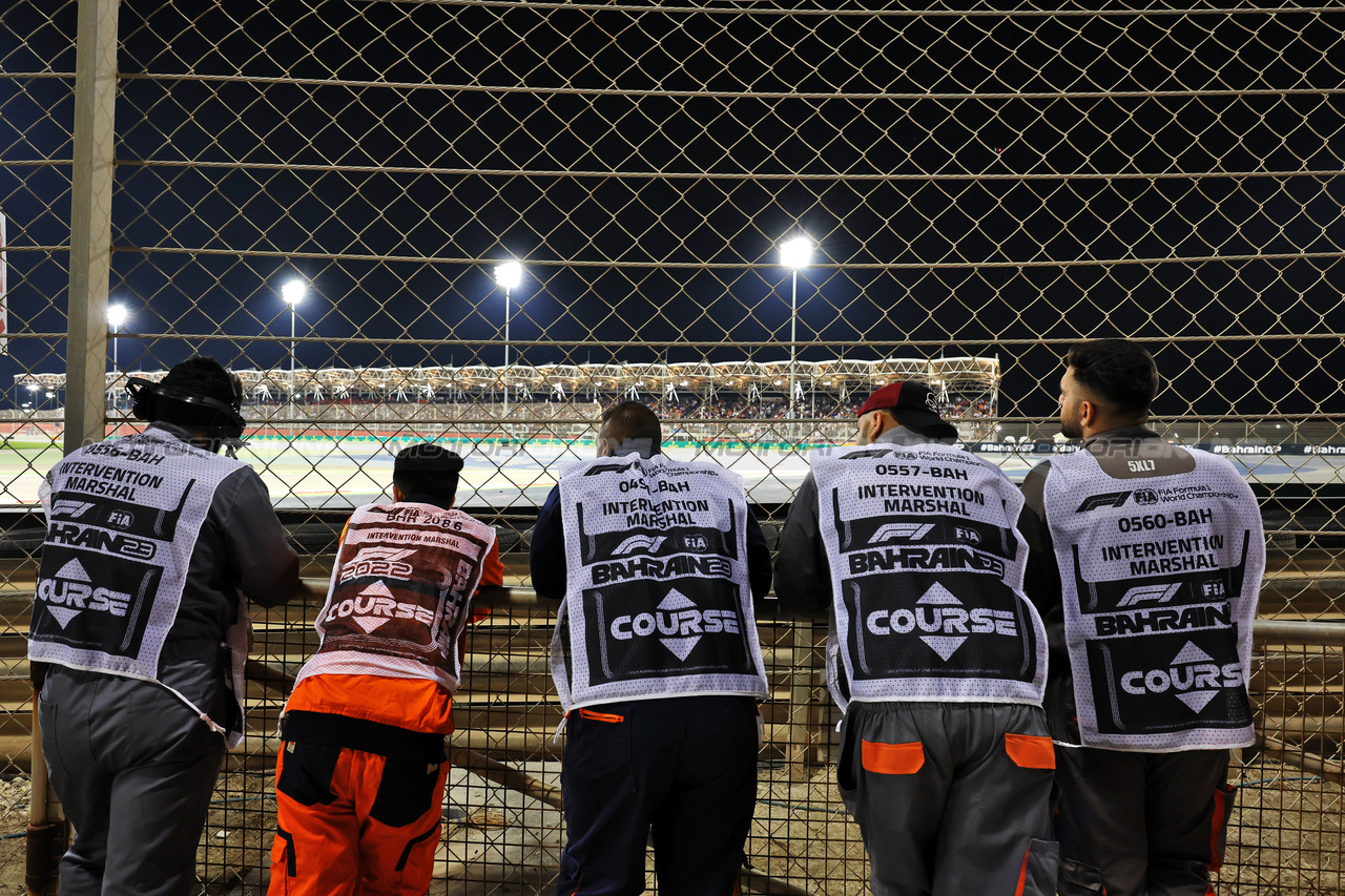 GP BAHRAIN, Circuit Atmosfera - marshals.

04.03.2023. Formula 1 World Championship, Rd 1, Bahrain Grand Prix, Sakhir, Bahrain, Qualifiche Day.

- www.xpbimages.com, EMail: requests@xpbimages.com © Copyright: Moy / XPB Images