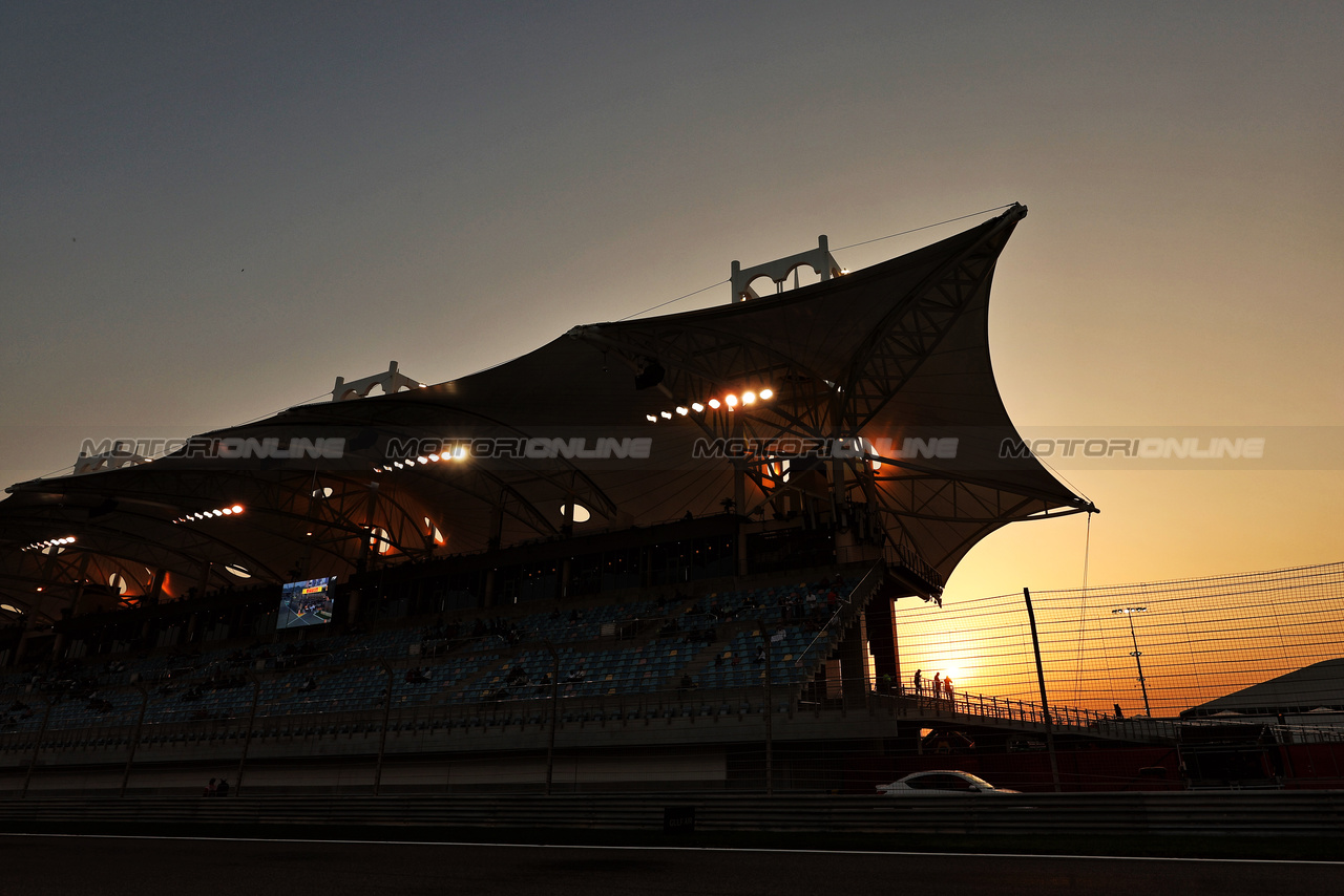 GP BAHRAIN, Circuit Atmosfera - Granstand at sunset.

04.03.2023. Formula 1 World Championship, Rd 1, Bahrain Grand Prix, Sakhir, Bahrain, Qualifiche Day.

- www.xpbimages.com, EMail: requests@xpbimages.com © Copyright: Moy / XPB Images