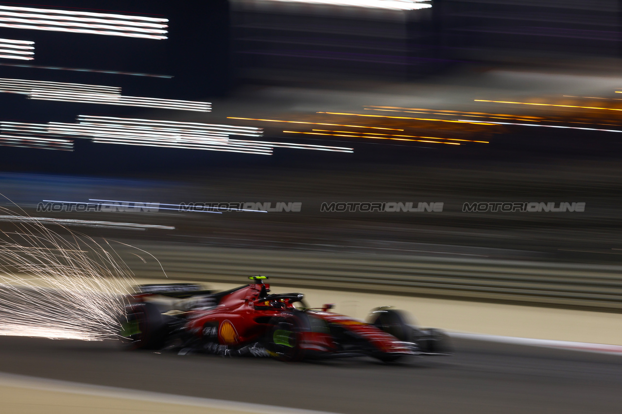 GP BAHRAIN, Carlos Sainz Jr (ESP), Ferrari 
04.03.2023. Formula 1 World Championship, Rd 1, Bahrain Grand Prix, Sakhir, Bahrain, Qualifiche Day.
- www.xpbimages.com, EMail: requests@xpbimages.com ¬© Copyright: Charniaux / XPB Images