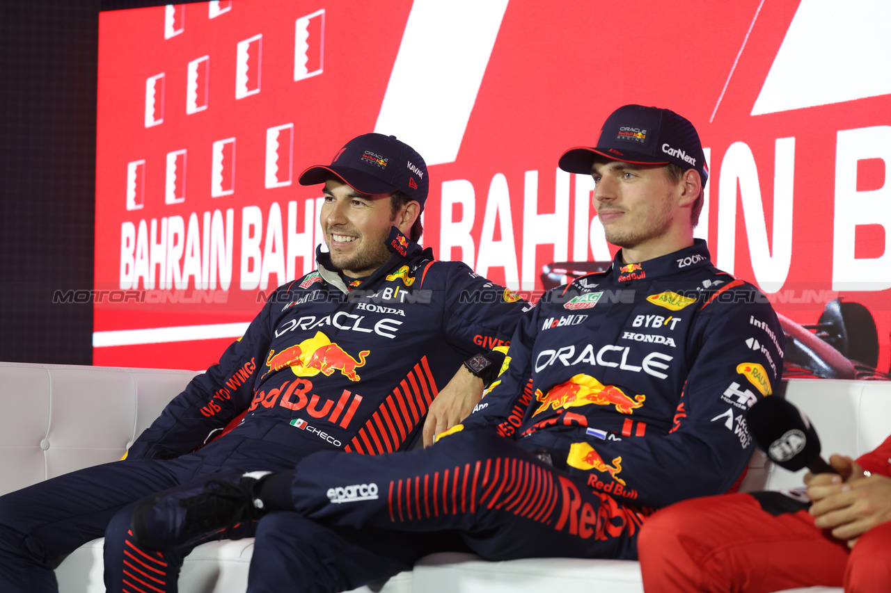 GP BAHRAIN, (L to R): Sergio Perez (MEX) Red Bull Racing e team mate Max Verstappen (NLD) Red Bull Racing in the post qualifying FIA Press Conference.

04.03.2023. Formula 1 World Championship, Rd 1, Bahrain Grand Prix, Sakhir, Bahrain, Qualifiche Day.

- www.xpbimages.com, EMail: requests@xpbimages.com © Copyright: XPB Images