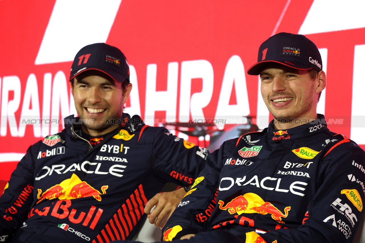 GP BAHRAIN, (L to R): Sergio Perez (MEX) Red Bull Racing e team mate Max Verstappen (NLD) Red Bull Racing in the post qualifying FIA Press Conference.

04.03.2023. Formula 1 World Championship, Rd 1, Bahrain Grand Prix, Sakhir, Bahrain, Qualifiche Day.

- www.xpbimages.com, EMail: requests@xpbimages.com © Copyright: XPB Images