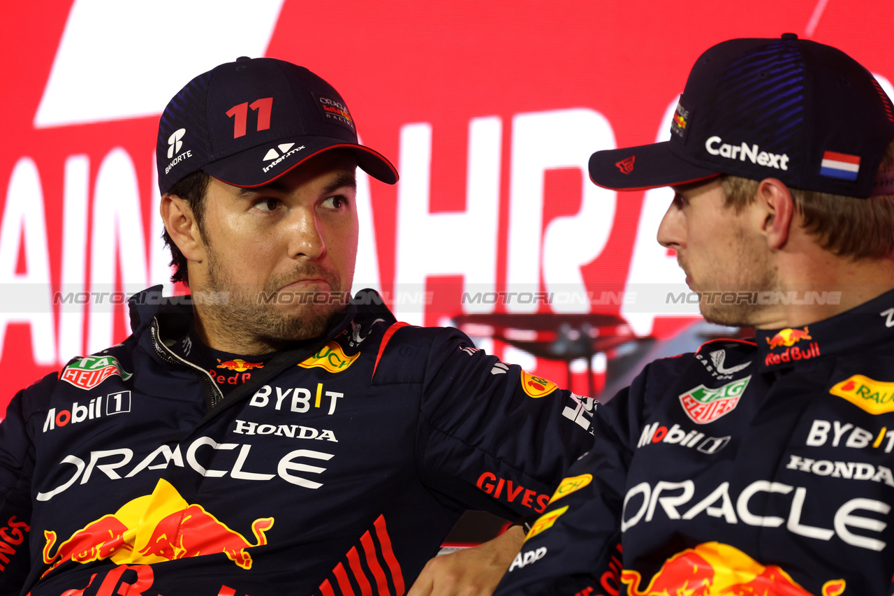 GP BAHRAIN, (L to R): Sergio Perez (MEX) Red Bull Racing e team mate Max Verstappen (NLD) Red Bull Racing in the post qualifying FIA Press Conference.

04.03.2023. Formula 1 World Championship, Rd 1, Bahrain Grand Prix, Sakhir, Bahrain, Qualifiche Day.

- www.xpbimages.com, EMail: requests@xpbimages.com © Copyright: XPB Images