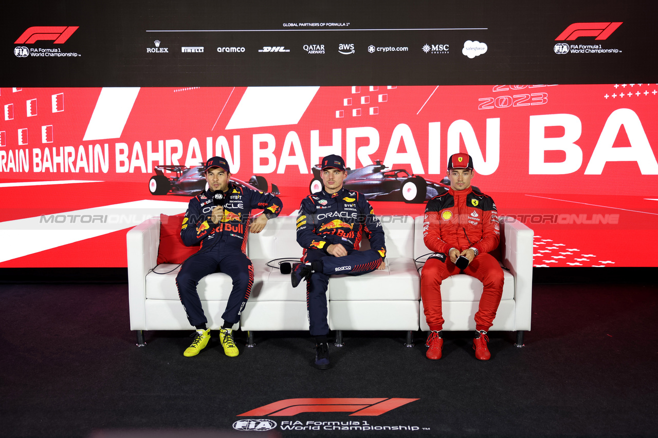 GP BAHRAIN, (L to R): Sergio Perez (MEX) Red Bull Racing; Max Verstappen (NLD) Red Bull Racing; ans Charles Leclerc (MON) Ferrari, in the post qualifying FIA Press Conference.

04.03.2023. Formula 1 World Championship, Rd 1, Bahrain Grand Prix, Sakhir, Bahrain, Qualifiche Day.

- www.xpbimages.com, EMail: requests@xpbimages.com © Copyright: XPB Images