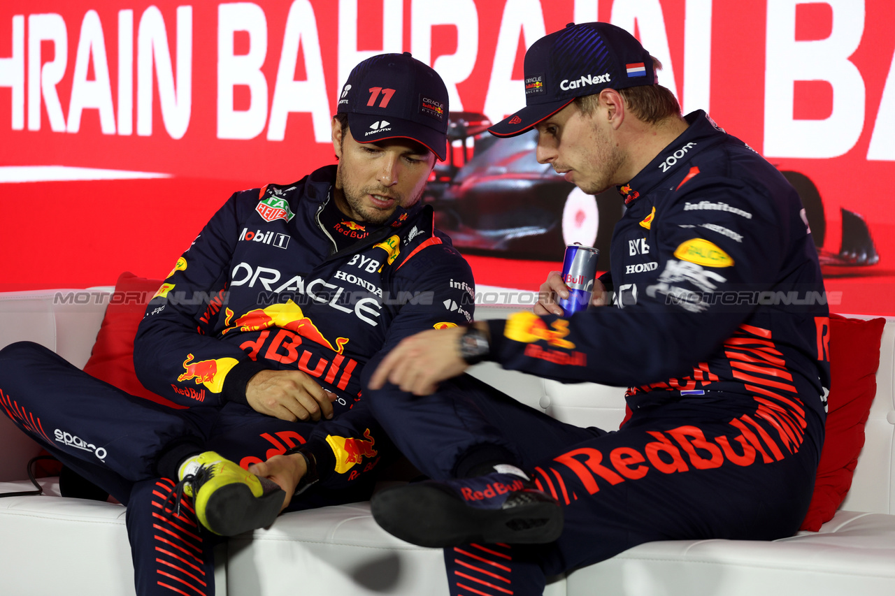 GP BAHRAIN, (L to R): Sergio Perez (MEX) Red Bull Racing e team mate Max Verstappen (NLD) Red Bull Racing in the post qualifying FIA Press Conference.

04.03.2023. Formula 1 World Championship, Rd 1, Bahrain Grand Prix, Sakhir, Bahrain, Qualifiche Day.

- www.xpbimages.com, EMail: requests@xpbimages.com © Copyright: XPB Images