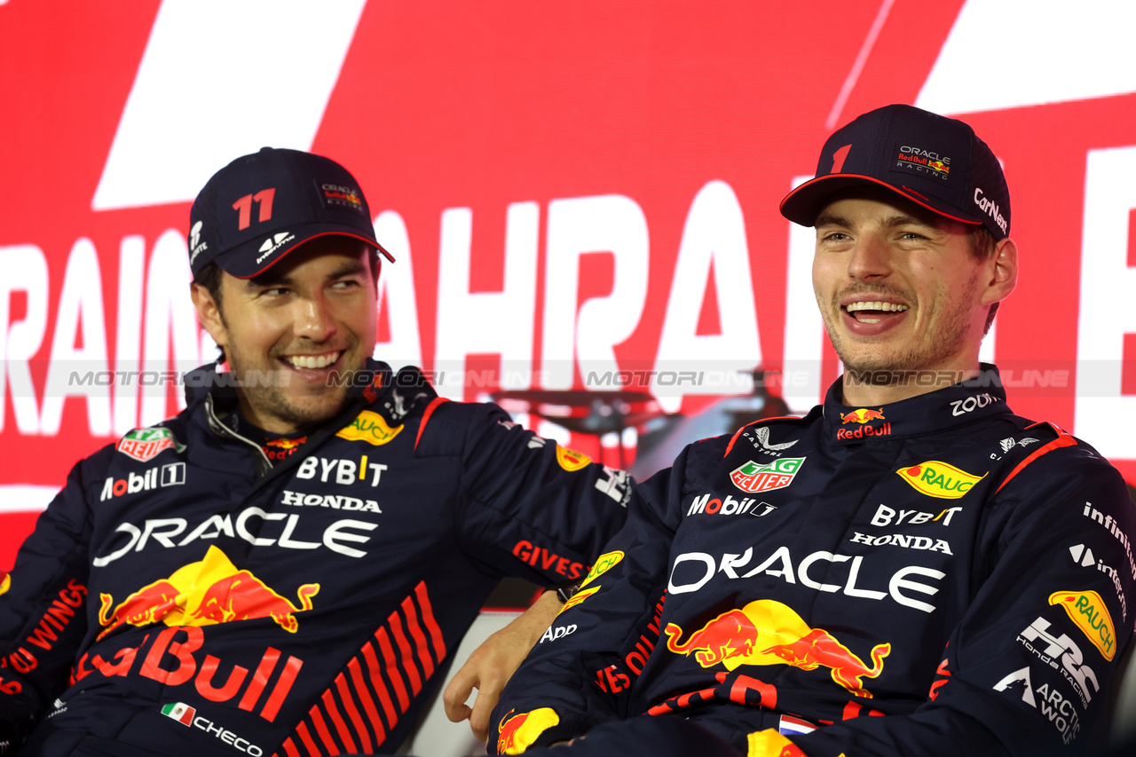 GP BAHRAIN, (L to R): Sergio Perez (MEX) Red Bull Racing e team mate Max Verstappen (NLD) Red Bull Racing in the post qualifying FIA Press Conference.

04.03.2023. Formula 1 World Championship, Rd 1, Bahrain Grand Prix, Sakhir, Bahrain, Qualifiche Day.

- www.xpbimages.com, EMail: requests@xpbimages.com © Copyright: XPB Images