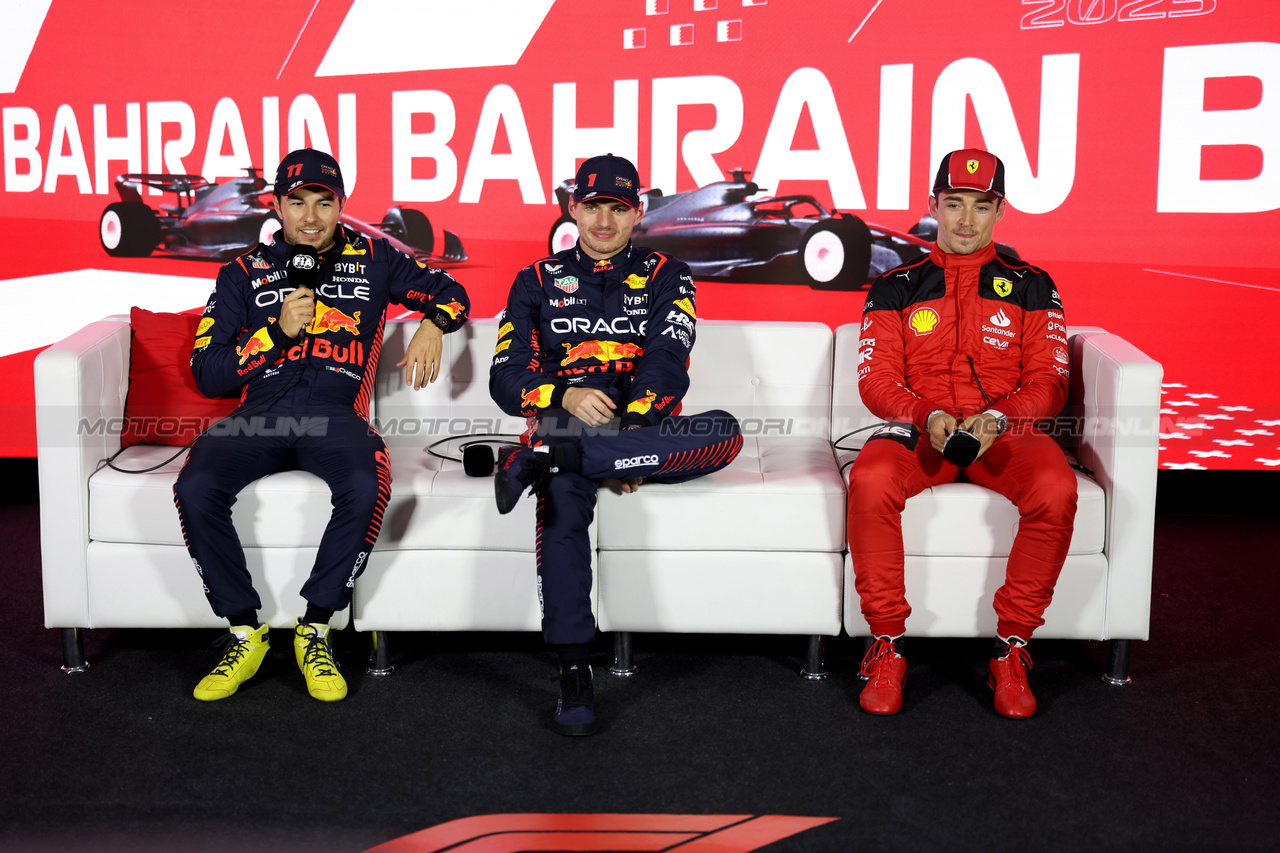 GP BAHRAIN, (L to R): Sergio Perez (MEX) Red Bull Racing; Max Verstappen (NLD) Red Bull Racing; ans Charles Leclerc (MON) Ferrari, in the post qualifying FIA Press Conference.

04.03.2023. Formula 1 World Championship, Rd 1, Bahrain Grand Prix, Sakhir, Bahrain, Qualifiche Day.

- www.xpbimages.com, EMail: requests@xpbimages.com © Copyright: XPB Images