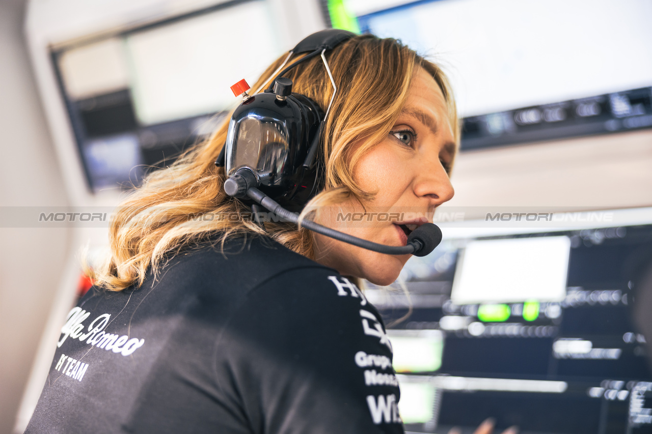 GP BAHRAIN, Ruth Buscombe (GBR) Alfa Romeo F1 Team Head of Gara Strategy.

04.03.2023. Formula 1 World Championship, Rd 1, Bahrain Grand Prix, Sakhir, Bahrain, Qualifiche Day.

- www.xpbimages.com, EMail: requests@xpbimages.com © Copyright: Bearne / XPB Images