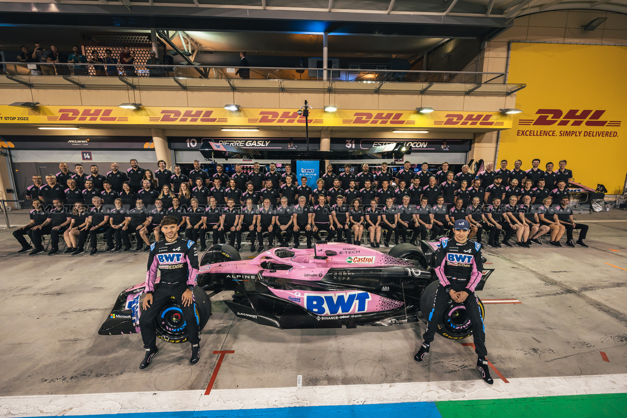 GP BAHRAIN, (L to R): Pierre Gasly (FRA) Alpine F1 Team A523 e team mate Esteban Ocon (FRA) Alpine F1 Team at a team photograph.

04.03.2023. Formula 1 World Championship, Rd 1, Bahrain Grand Prix, Sakhir, Bahrain, Qualifiche Day.

- www.xpbimages.com, EMail: requests@xpbimages.com © Copyright: Moy / XPB Images