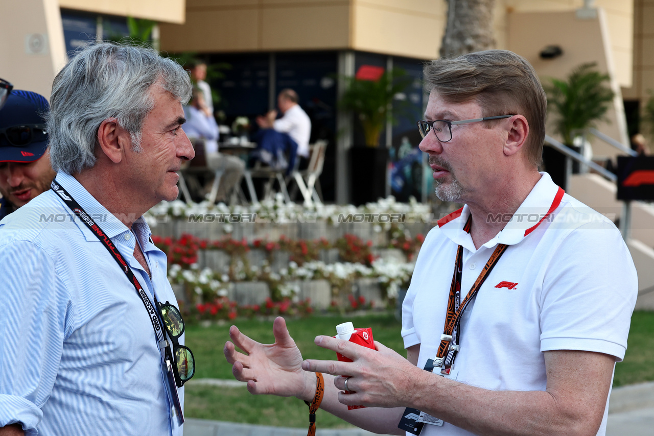 GP BAHRAIN, (L to R): Carlos Sainz (ESP) with Mika Hakkinen (FIN).

04.03.2023. Formula 1 World Championship, Rd 1, Bahrain Grand Prix, Sakhir, Bahrain, Qualifiche Day.

- www.xpbimages.com, EMail: requests@xpbimages.com © Copyright: Moy / XPB Images