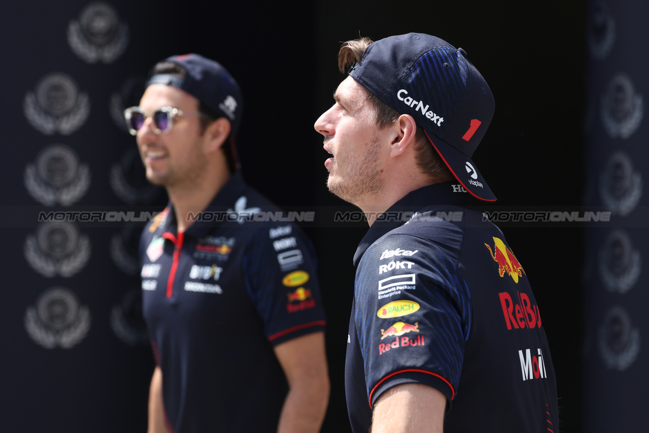 GP BAHRAIN, Max Verstappen (NLD) Red Bull Racing e Sergio Perez (MEX) Red Bull Racing.

04.03.2023. Formula 1 World Championship, Rd 1, Bahrain Grand Prix, Sakhir, Bahrain, Qualifiche Day.

- www.xpbimages.com, EMail: requests@xpbimages.com © Copyright: Bearne / XPB Images