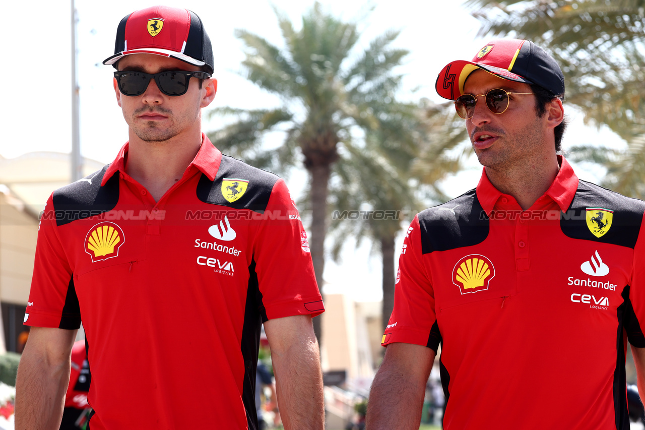 GP BAHRAIN, (L to R): Charles Leclerc (MON) Ferrari e team mate Carlos Sainz Jr (ESP) Ferrari.

04.03.2023. Formula 1 World Championship, Rd 1, Bahrain Grand Prix, Sakhir, Bahrain, Qualifiche Day.

 - www.xpbimages.com, EMail: requests@xpbimages.com © Copyright: Coates / XPB Images