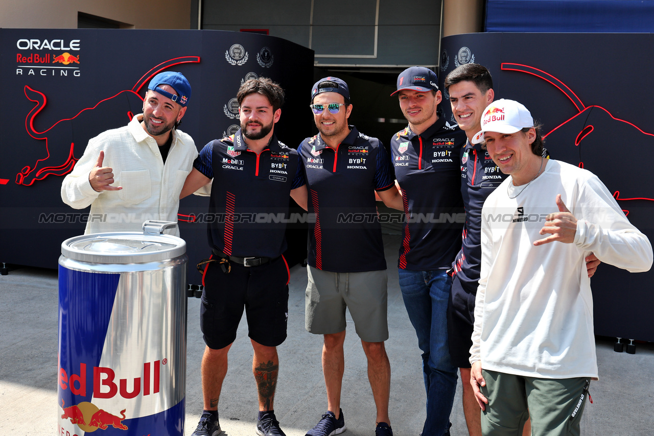 GP BAHRAIN, Sergio Perez (MEX) Red Bull Racing e Max Verstappen (NLD) Red Bull Racing with guests of the team.

04.03.2023. Formula 1 World Championship, Rd 1, Bahrain Grand Prix, Sakhir, Bahrain, Qualifiche Day.

- www.xpbimages.com, EMail: requests@xpbimages.com © Copyright: Moy / XPB Images