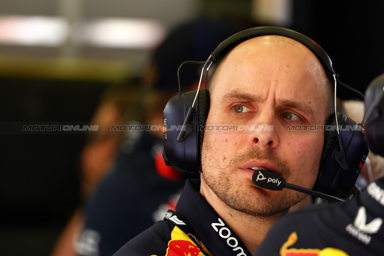 GP BAHRAIN, Gianpiero Lambiase (ITA) Red Bull Racing Engineer.

04.03.2023. Formula 1 World Championship, Rd 1, Bahrain Grand Prix, Sakhir, Bahrain, Qualifiche Day.

- www.xpbimages.com, EMail: requests@xpbimages.com © Copyright: Batchelor / XPB Images