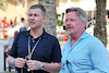 GP BAHRAIN, Charley Boorman (GBR) TV Presenter e Writer (Right) with Tom Kristensen (DEN) FIA Drivers' Commission President (Left).
04.03.2023. Formula 1 World Championship, Rd 1, Bahrain Grand Prix, Sakhir, Bahrain, Qualifiche Day.
- www.xpbimages.com, EMail: requests@xpbimages.com © Copyright: Moy / XPB Images