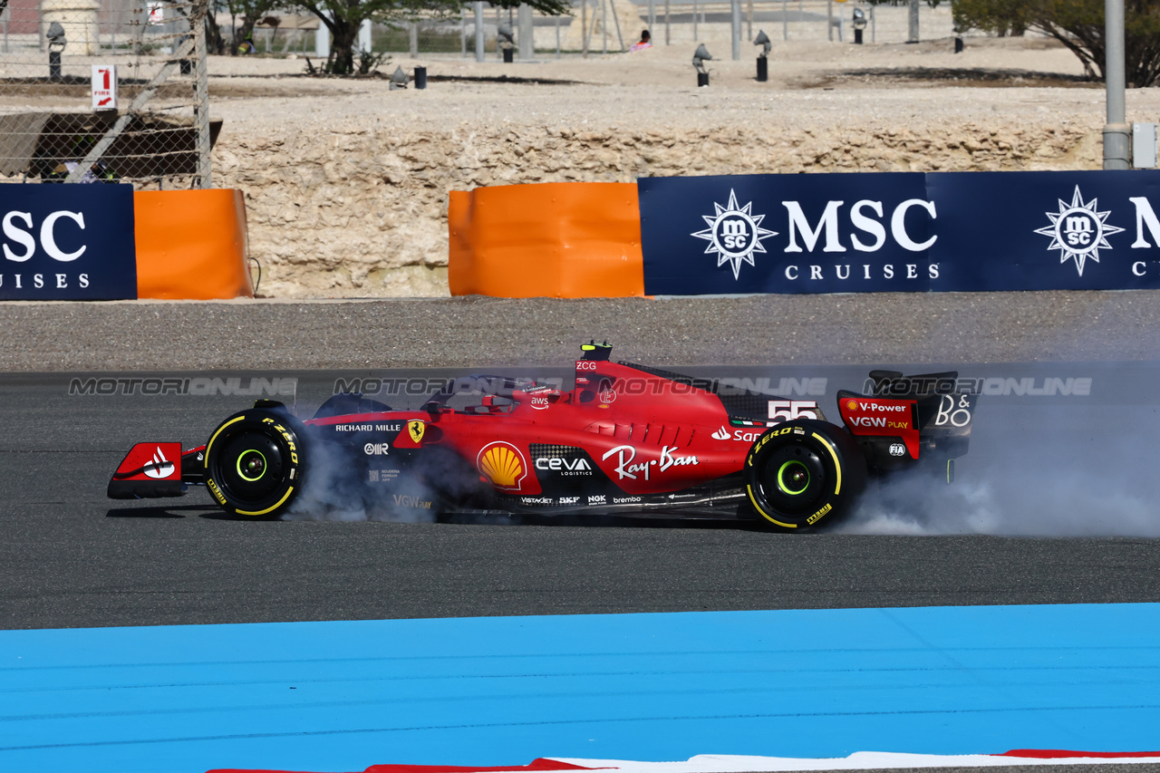 GP BAHRAIN, Carlos Sainz Jr (ESP) Ferrari SF-23 locks up under braking e runs wide.

03.03.2023. Formula 1 World Championship, Rd 1, Bahrain Grand Prix, Sakhir, Bahrain, Practice Day

- www.xpbimages.com, EMail: requests@xpbimages.com © Copyright: Batchelor / XPB Images