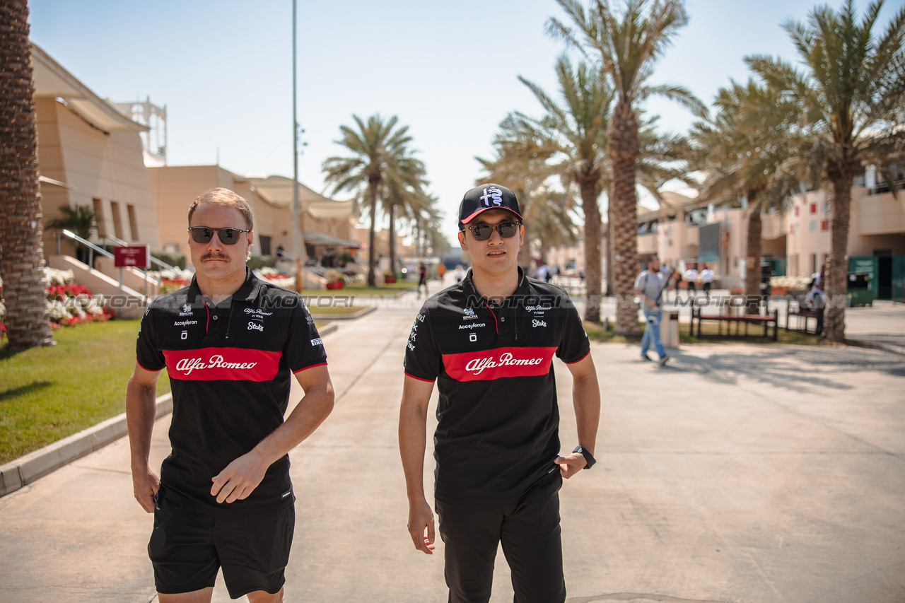 GP BAHRAIN, (L to R): Valtteri Bottas (FIN) Alfa Romeo F1 Team with team mate Zhou Guanyu (CHN) Alfa Romeo F1 Team.

03.03.2023. Formula 1 World Championship, Rd 1, Bahrain Grand Prix, Sakhir, Bahrain, Practice Day

- www.xpbimages.com, EMail: requests@xpbimages.com © Copyright: Bearne / XPB Images