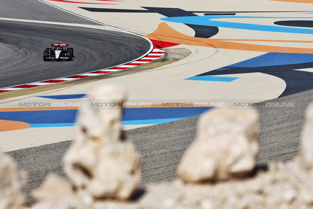 GP BAHRAIN, Nyck de Vries (NLD) AlphaTauri AT04.

03.03.2023. Formula 1 World Championship, Rd 1, Bahrain Grand Prix, Sakhir, Bahrain, Practice Day

- www.xpbimages.com, EMail: requests@xpbimages.com © Copyright: Moy / XPB Images