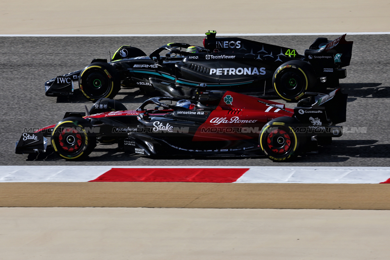 GP BAHRAIN, Valtteri Bottas (FIN) Alfa Romeo F1 Team C43 e Lewis Hamilton (GBR) Mercedes AMG F1 W14.

03.03.2023. Formula 1 World Championship, Rd 1, Bahrain Grand Prix, Sakhir, Bahrain, Practice Day

- www.xpbimages.com, EMail: requests@xpbimages.com © Copyright: Moy / XPB Images