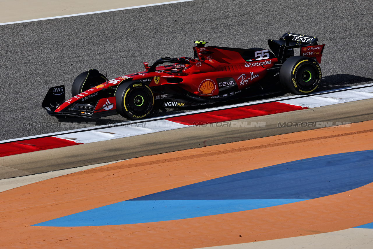 GP BAHRAIN, Carlos Sainz Jr (ESP) Ferrari SF-23.

03.03.2023. Formula 1 World Championship, Rd 1, Bahrain Grand Prix, Sakhir, Bahrain, Practice Day

- www.xpbimages.com, EMail: requests@xpbimages.com © Copyright: Moy / XPB Images