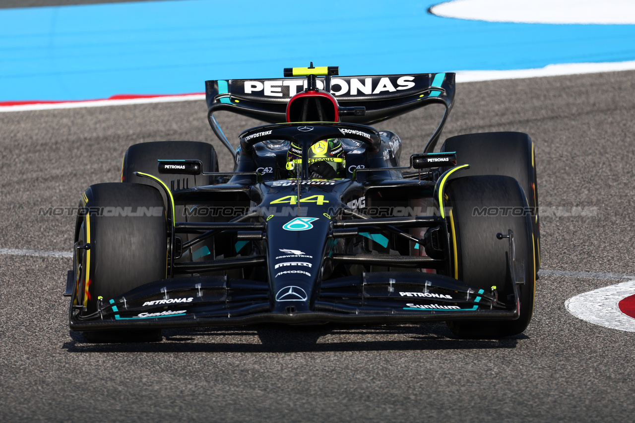 GP BAHRAIN, Lewis Hamilton (GBR) Mercedes AMG F1 W14.

03.03.2023. Formula 1 World Championship, Rd 1, Bahrain Grand Prix, Sakhir, Bahrain, Practice Day

 - www.xpbimages.com, EMail: requests@xpbimages.com © Copyright: Coates / XPB Images