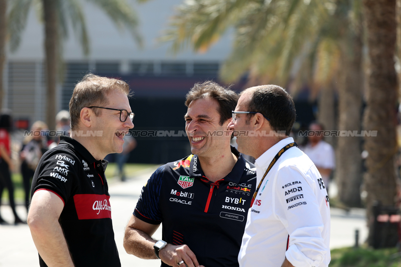 GP BAHRAIN, Andreas Seidl (GER) Sauber Group Chief Executive Officer (Left) with Pierre Wache (FRA) Red Bull Racing Technical Director (Centre).

03.03.2023. Formula 1 World Championship, Rd 1, Bahrain Grand Prix, Sakhir, Bahrain, Practice Day

- www.xpbimages.com, EMail: requests@xpbimages.com © Copyright: Bearne / XPB Images