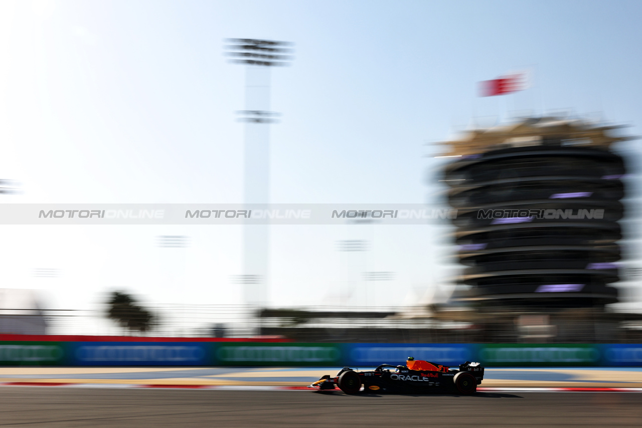 GP BAHRAIN, Sergio Perez (MEX) Red Bull Racing RB19.

03.03.2023. Formula 1 World Championship, Rd 1, Bahrain Grand Prix, Sakhir, Bahrain, Practice Day

 - www.xpbimages.com, EMail: requests@xpbimages.com © Copyright: Coates / XPB Images