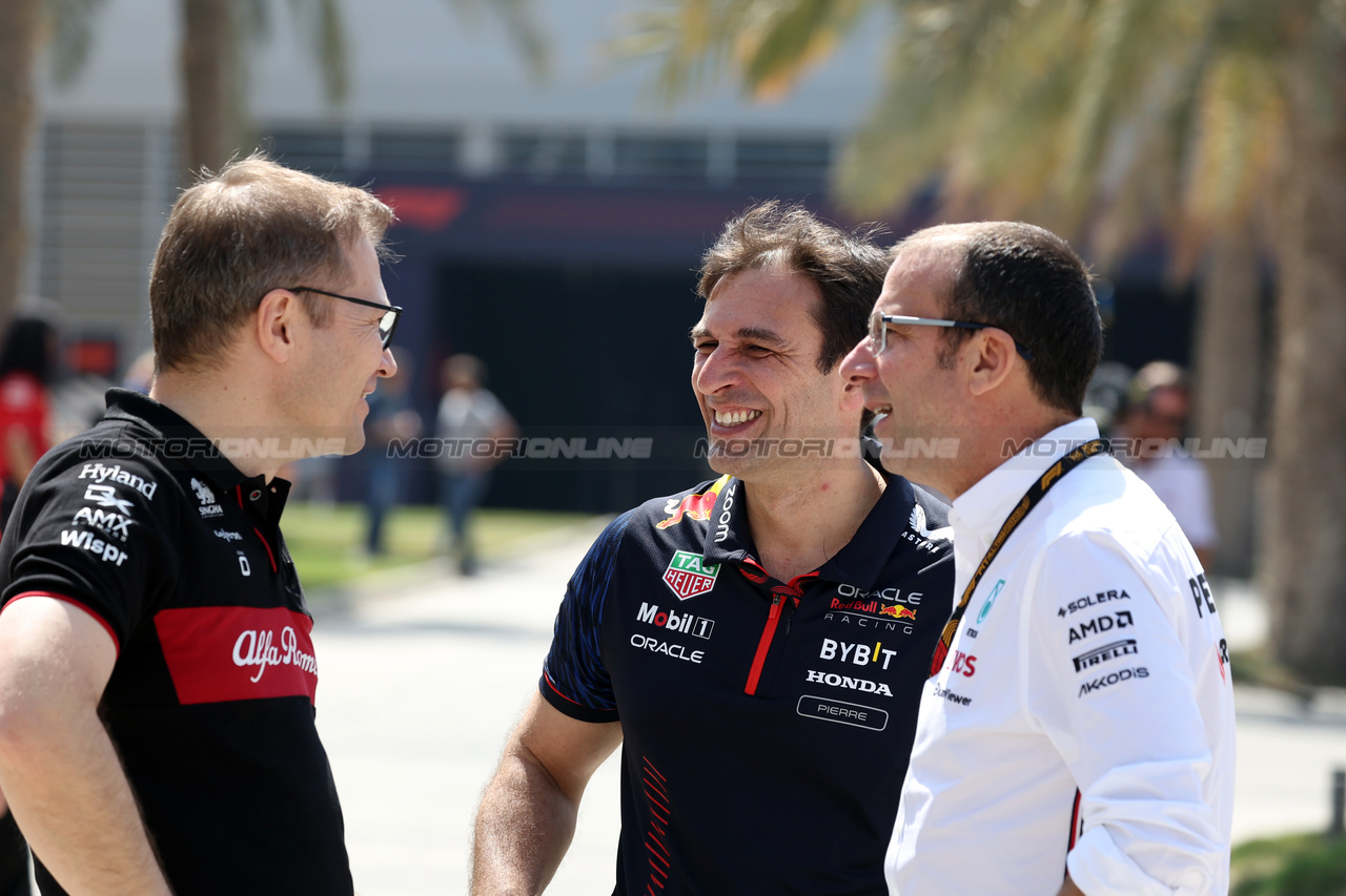 GP BAHRAIN, Andreas Seidl (GER) Sauber Group Chief Executive Officer (Left) with Pierre Wache (FRA) Red Bull Racing Technical Director (Centre).

03.03.2023. Formula 1 World Championship, Rd 1, Bahrain Grand Prix, Sakhir, Bahrain, Practice Day

- www.xpbimages.com, EMail: requests@xpbimages.com © Copyright: Bearne / XPB Images