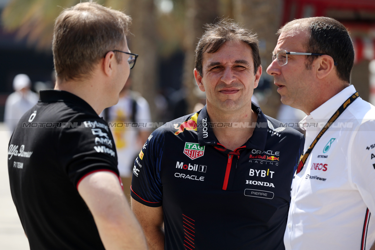 GP BAHRAIN, Andreas Seidl (GER) Sauber Group Chief Executive Officer (Left) with Pierre Wache (FRA) Red Bull Racing Technical Director (Centre).

03.03.2023. Formula 1 World Championship, Rd 1, Bahrain Grand Prix, Sakhir, Bahrain, Practice Day

- www.xpbimages.com, EMail: requests@xpbimages.com © Copyright: Bearne / XPB Images