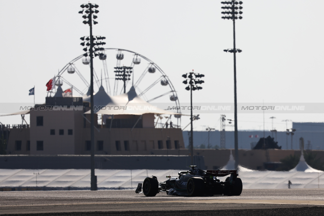 GP BAHRAIN, Lewis Hamilton (GBR) Mercedes AMG F1 W14.

03.03.2023. Formula 1 World Championship, Rd 1, Bahrain Grand Prix, Sakhir, Bahrain, Practice Day

- www.xpbimages.com, EMail: requests@xpbimages.com © Copyright: Moy / XPB Images