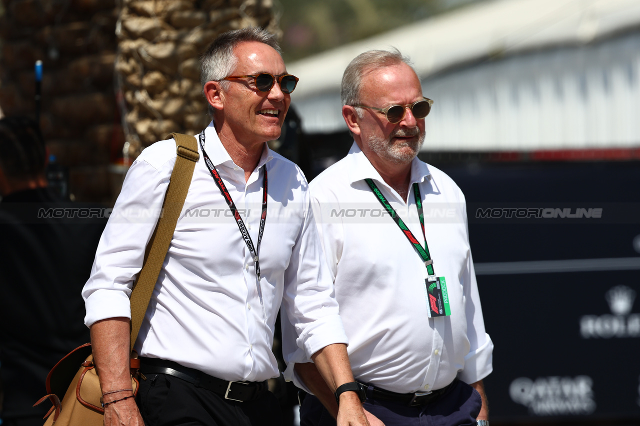 GP BAHRAIN, (L to R): Martin Whitmarsh (GBR) Aston Martin F1 Team Group Chief Executive Officer with Didier Coton (BEL) Driver Manager. 

03.03.2023. Formula 1 World Championship, Rd 1, Bahrain Grand Prix, Sakhir, Bahrain, Practice Day

- www.xpbimages.com, EMail: requests@xpbimages.com © Copyright: Batchelor / XPB Images
