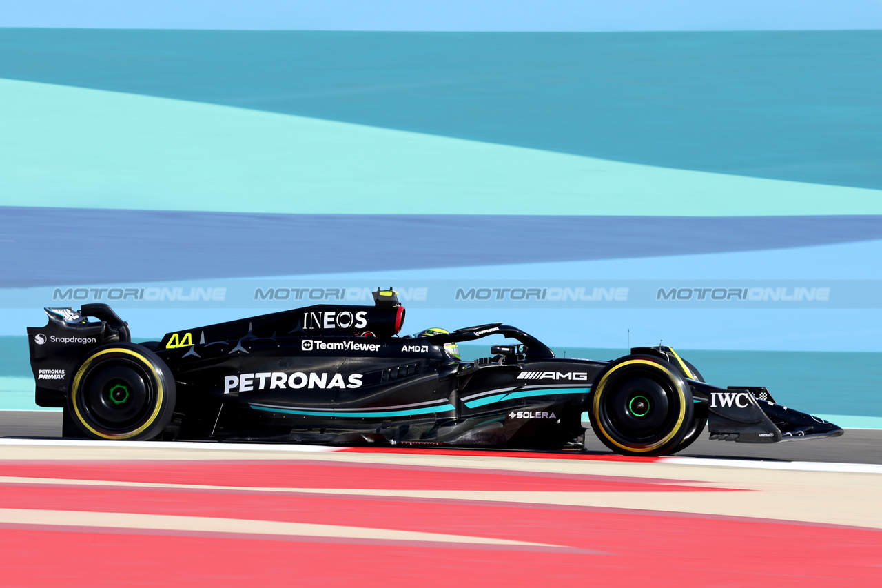 GP BAHRAIN, Lewis Hamilton (GBR) Mercedes AMG F1 W14.

03.03.2023. Formula 1 World Championship, Rd 1, Bahrain Grand Prix, Sakhir, Bahrain, Practice Day

- www.xpbimages.com, EMail: requests@xpbimages.com © Copyright: Bearne / XPB Images
