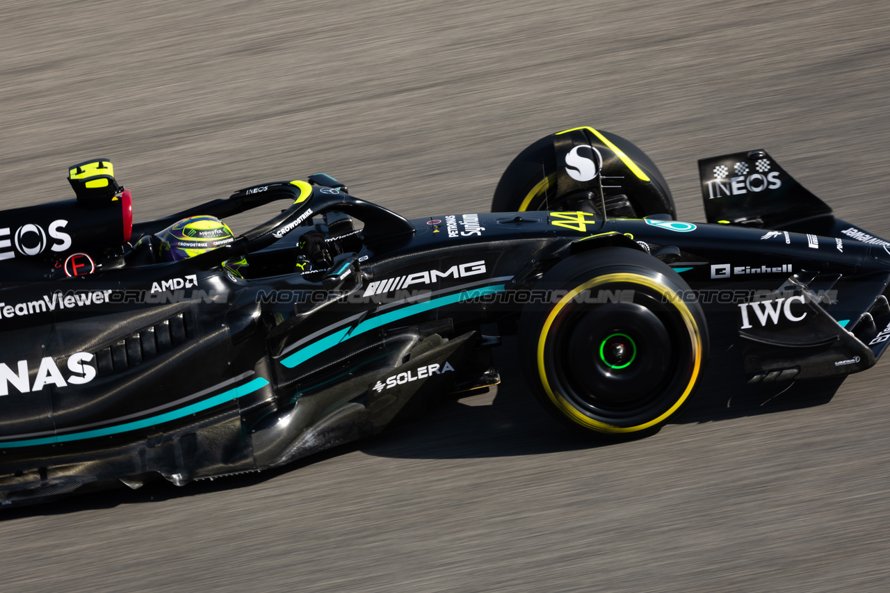 GP BAHRAIN, Lewis Hamilton (GBR) Mercedes AMG F1 W14.

03.03.2023. Formula 1 World Championship, Rd 1, Bahrain Grand Prix, Sakhir, Bahrain, Practice Day

- www.xpbimages.com, EMail: requests@xpbimages.com © Copyright: Bearne / XPB Images