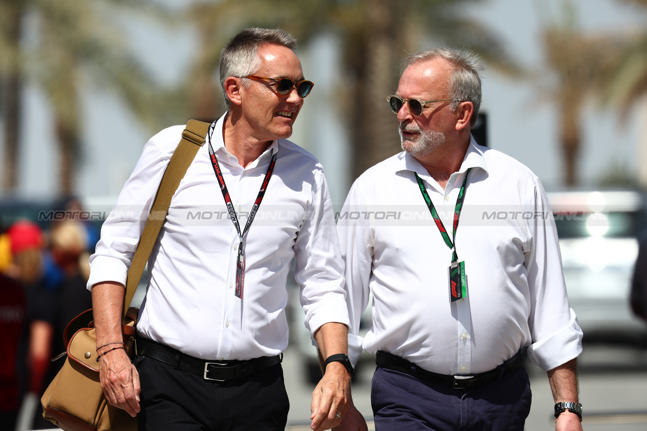 GP BAHRAIN, (L to R): Martin Whitmarsh (GBR) Aston Martin F1 Team Group Chief Executive Officer with Didier Coton (BEL) Driver Manager. 

03.03.2023. Formula 1 World Championship, Rd 1, Bahrain Grand Prix, Sakhir, Bahrain, Practice Day

- www.xpbimages.com, EMail: requests@xpbimages.com © Copyright: Batchelor / XPB Images