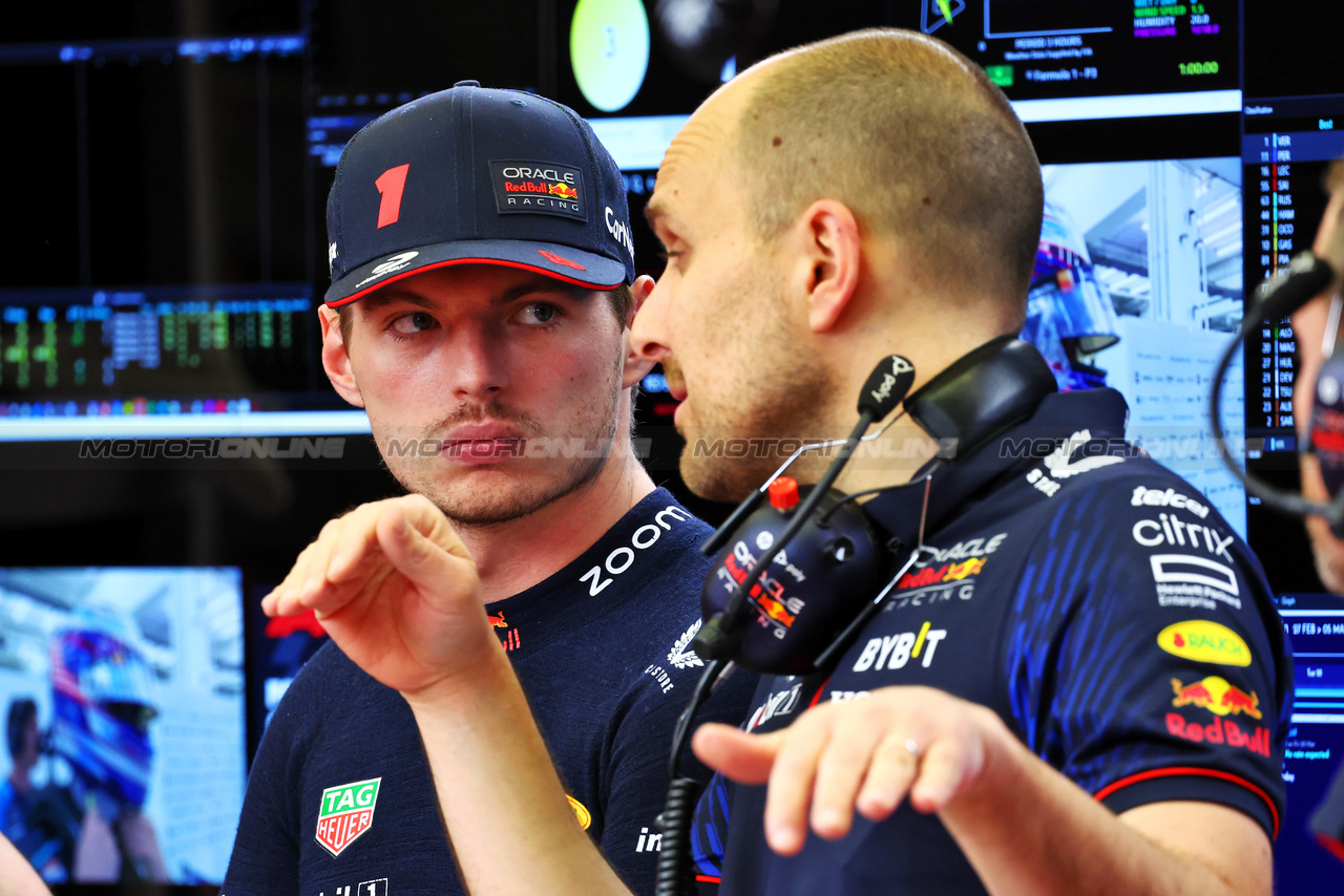 GP BAHRAIN, Max Verstappen (NLD) Red Bull Racing with Gianpiero Lambiase (ITA) Red Bull Racing Engineer.

03.03.2023. Formula 1 World Championship, Rd 1, Bahrain Grand Prix, Sakhir, Bahrain, Practice Day

- www.xpbimages.com, EMail: requests@xpbimages.com © Copyright: Batchelor / XPB Images