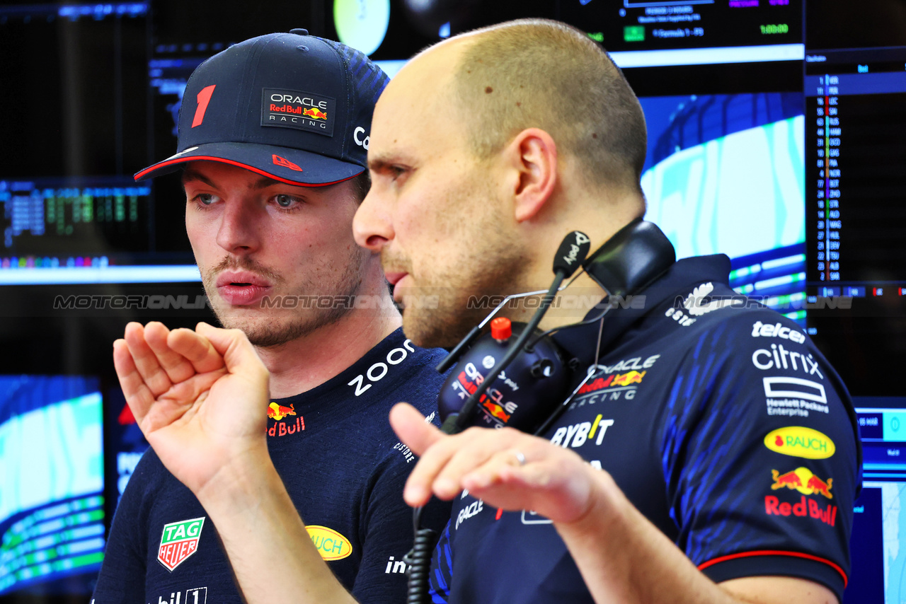 GP BAHRAIN, Max Verstappen (NLD) Red Bull Racing with Gianpiero Lambiase (ITA) Red Bull Racing Engineer.

03.03.2023. Formula 1 World Championship, Rd 1, Bahrain Grand Prix, Sakhir, Bahrain, Practice Day

- www.xpbimages.com, EMail: requests@xpbimages.com © Copyright: Batchelor / XPB Images