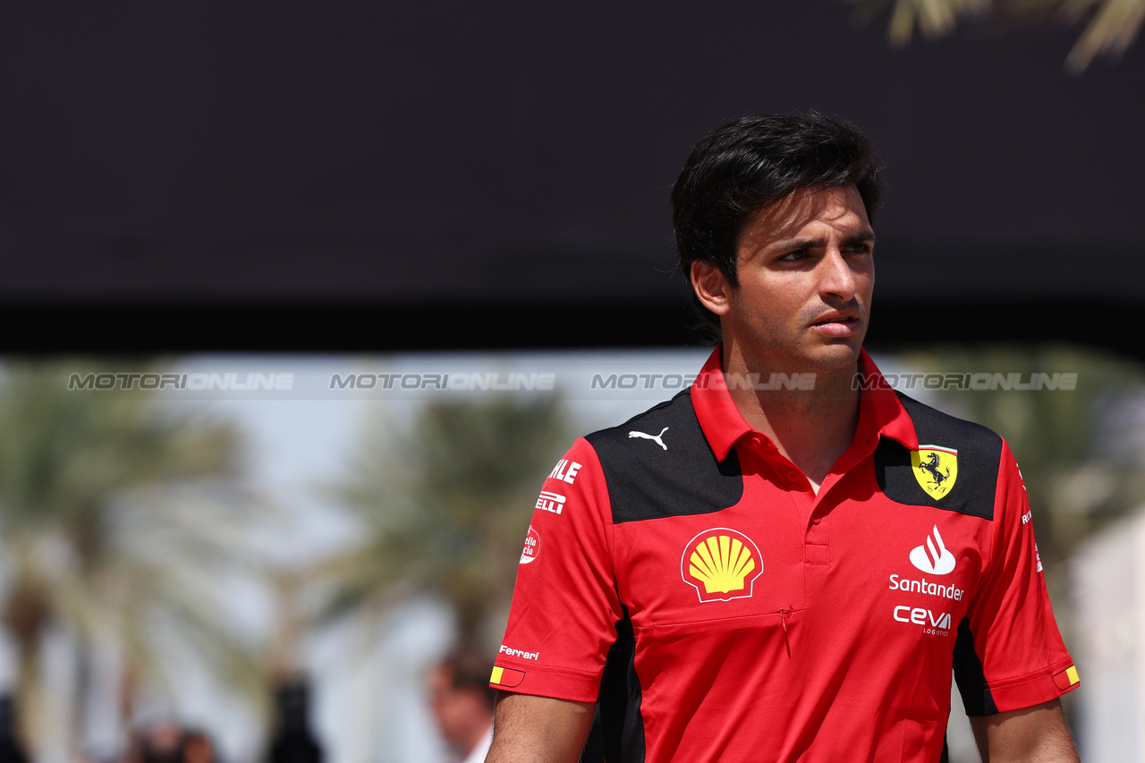 GP BAHRAIN, Carlos Sainz Jr (ESP) Ferrari.

03.03.2023. Formula 1 World Championship, Rd 1, Bahrain Grand Prix, Sakhir, Bahrain, Practice Day

- www.xpbimages.com, EMail: requests@xpbimages.com © Copyright: Batchelor / XPB Images