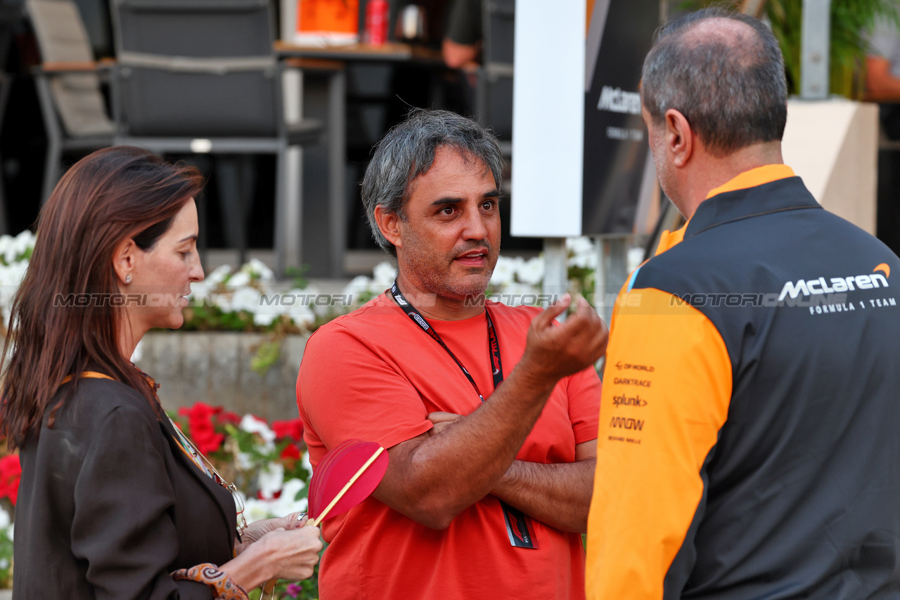 GP BAHRAIN, (L to R): Connie Montoya (COL) e Juan Pablo Montoya (COL).

03.03.2023. Formula 1 World Championship, Rd 1, Bahrain Grand Prix, Sakhir, Bahrain, Practice Day

 - www.xpbimages.com, EMail: requests@xpbimages.com © Copyright: Coates / XPB Images