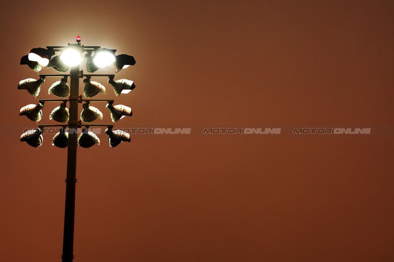 GP BAHRAIN, Circuit Atmosfera - a floodlight.

03.03.2023. Formula 1 World Championship, Rd 1, Bahrain Grand Prix, Sakhir, Bahrain, Practice Day

 - www.xpbimages.com, EMail: requests@xpbimages.com © Copyright: Coates / XPB Images