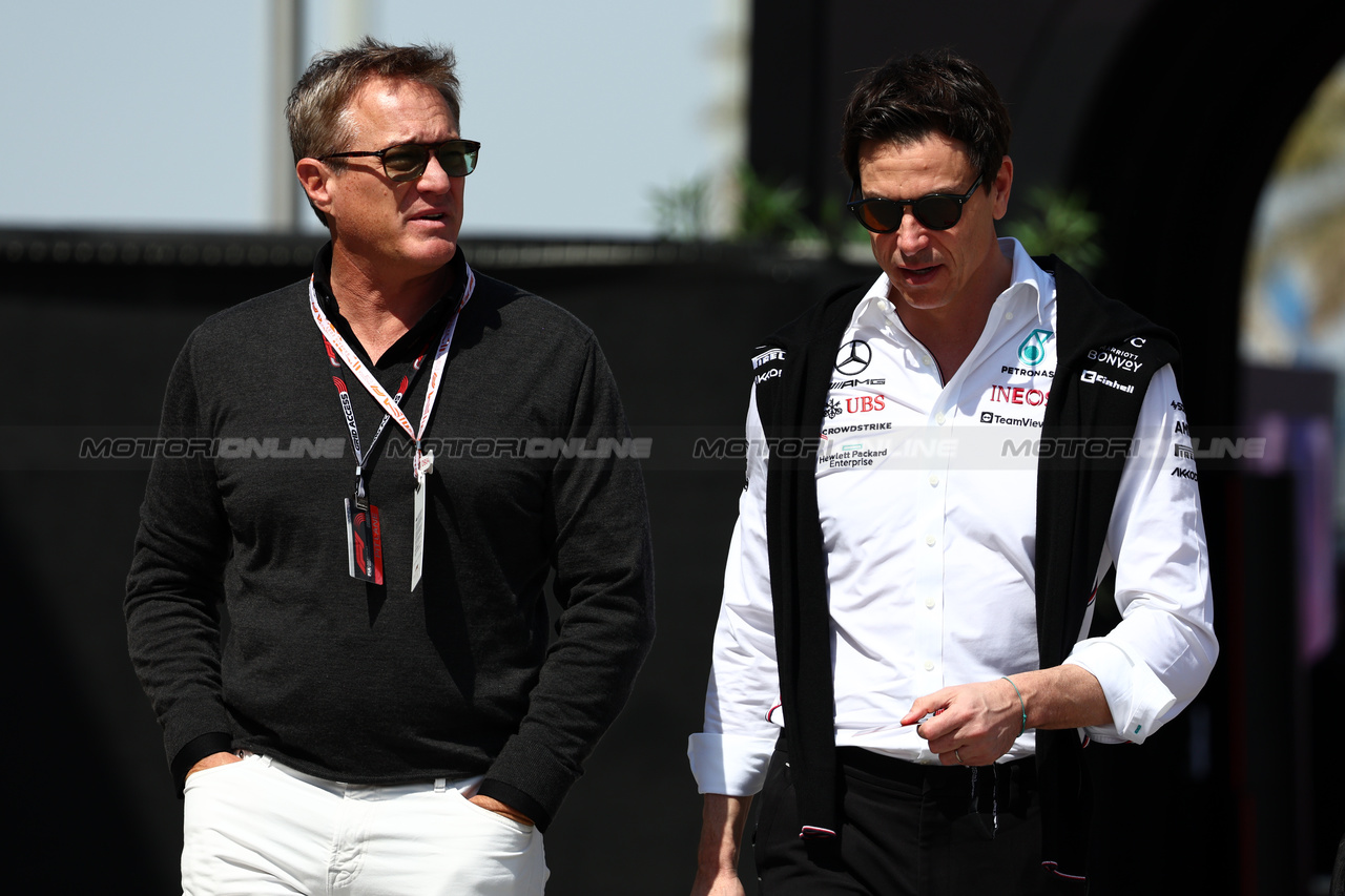 GP BAHRAIN, Toto Wolff (GER) Mercedes AMG F1 Shareholder e Executive Director (Right).

03.03.2023. Formula 1 World Championship, Rd 1, Bahrain Grand Prix, Sakhir, Bahrain, Practice Day

- www.xpbimages.com, EMail: requests@xpbimages.com © Copyright: Batchelor / XPB Images